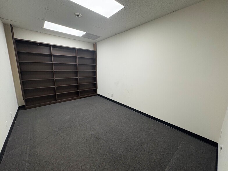 More Photos Of 10934-10940 Portal Dr, Los Alamitos Light Manufacturing For Lease