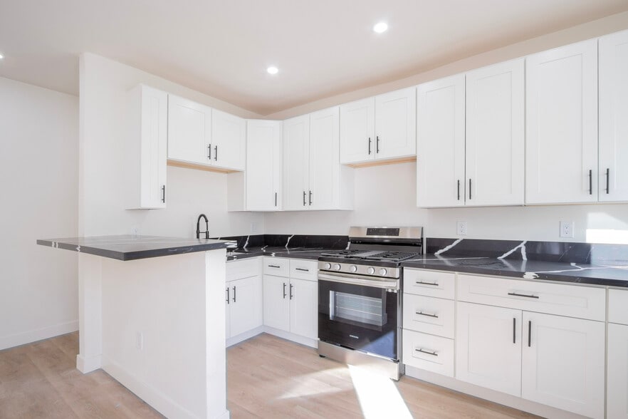 More Photos Of 1918 Grace Ave, Los Angeles Apartments For Sale