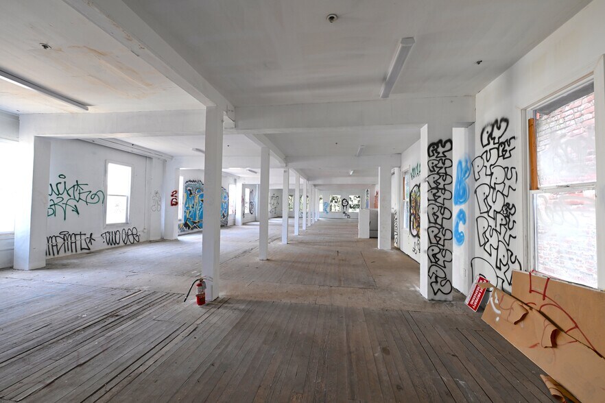 More Photos Of 740 Washington St, San Francisco Storefront Retail Office For Sale