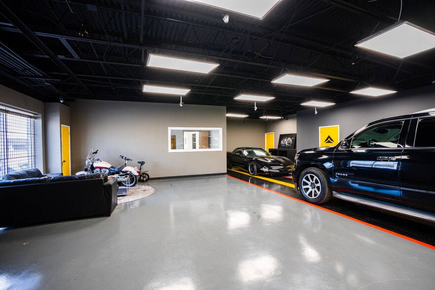 More Photos Of 1365 Regal Row, Dallas Distribution For Sale