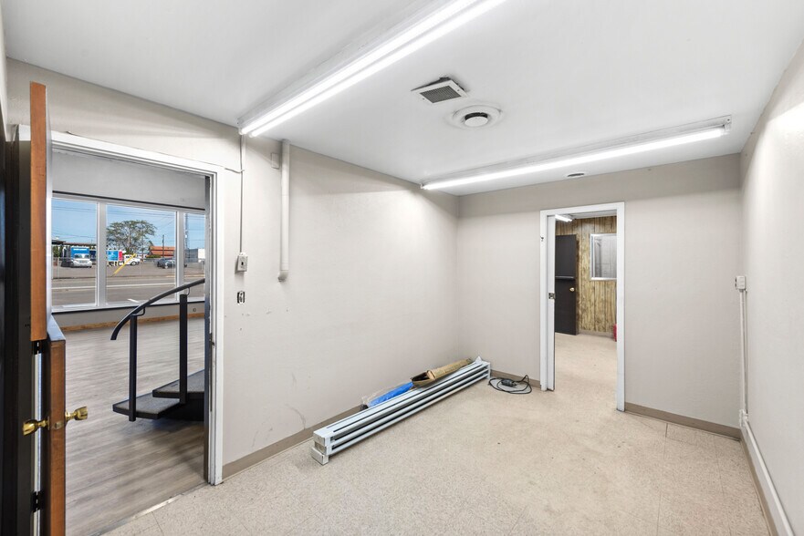 More Photos Of 225 W Lockhart Ave, Coos Bay Warehouse For Sale