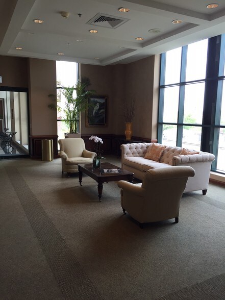 More Photos Of 211 King St, Charleston Office For Lease