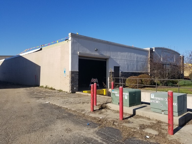 More Photos Of 8709 Pyott Rd, Lake In The Hills Distribution For Lease
