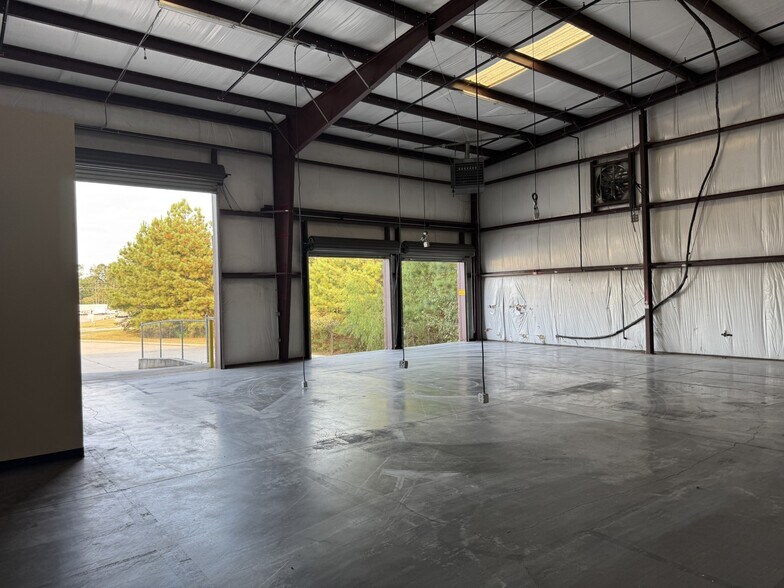 More Photos Of 71 Southern Ct, Hiram Warehouse For Lease
