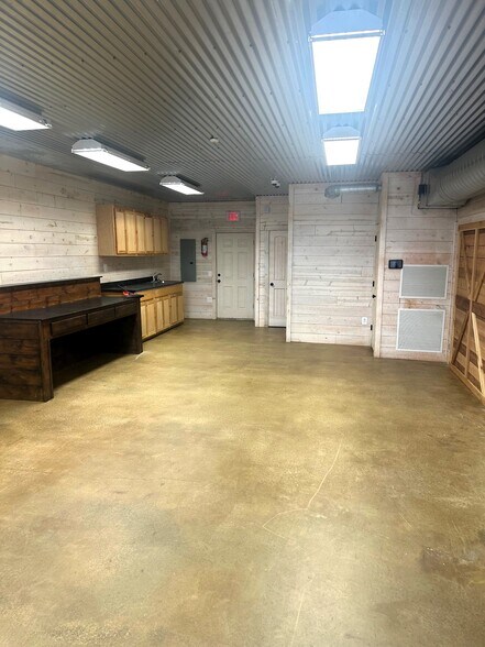 More Photos Of 118 S Main Ave, Blanchard Storefront Retail Office For Lease