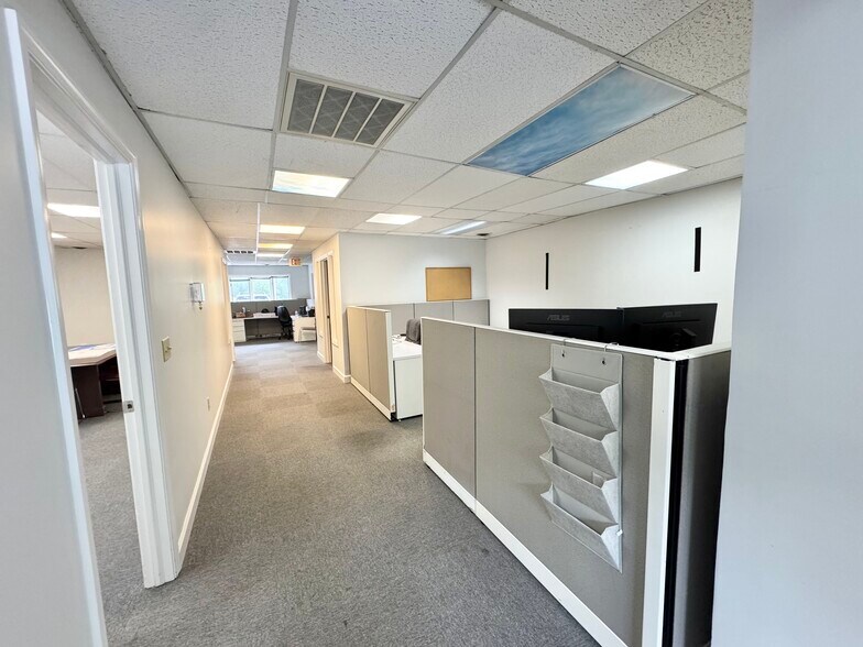 More Photos Of 625 Barksdale Rd, Newark Medical For Lease