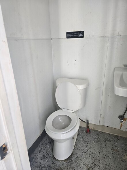 More Photos Of 5225 University Hills Blvd, Dallas General Retail For Lease