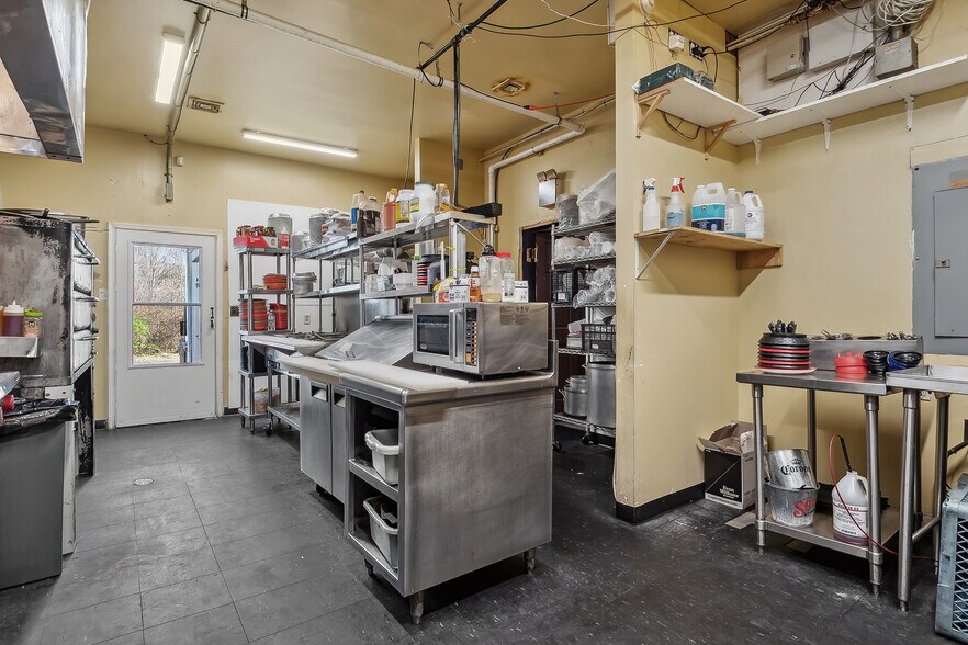 More Photos Of 900 Oak St, Pittston Showroom For Sale