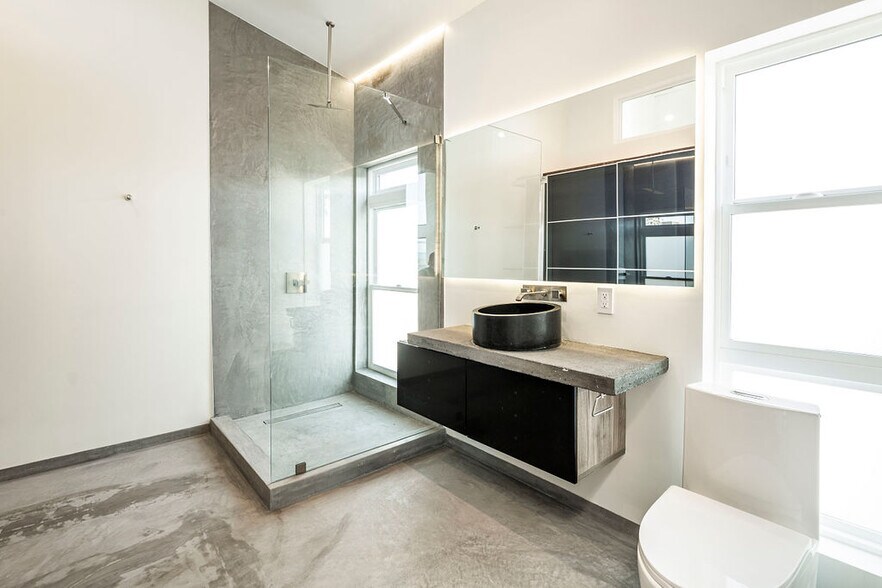 More Photos Of 1447 11th St, Santa Monica Office Residential For Lease