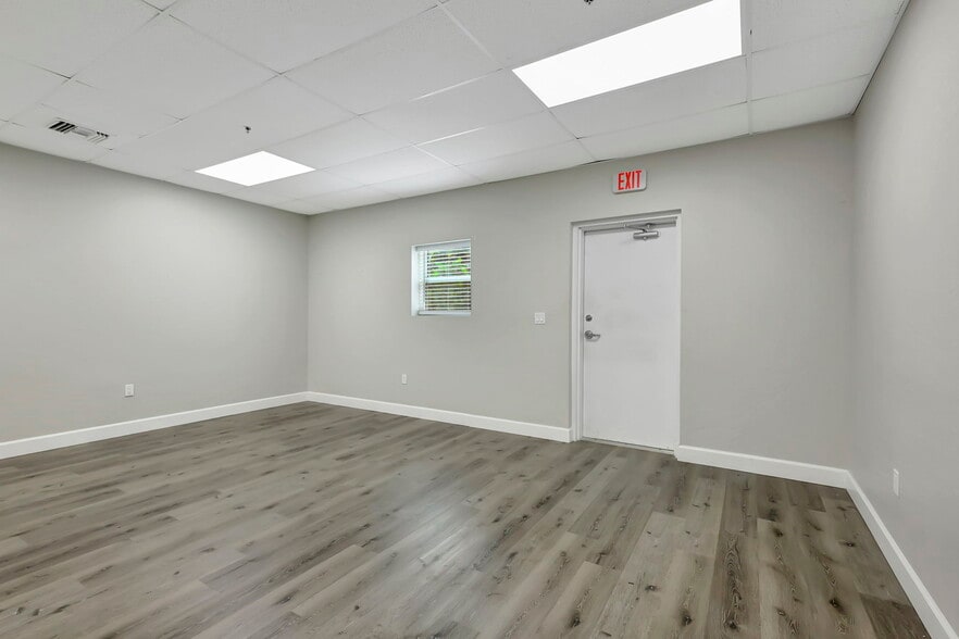 More Photos Of 3801-3815 Oleander Ave, Fort Pierce Warehouse For Lease