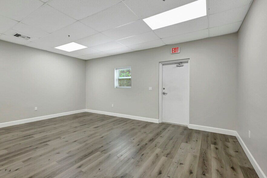 More Photos Of 3801-3815 Oleander Ave, Fort Pierce Warehouse For Lease