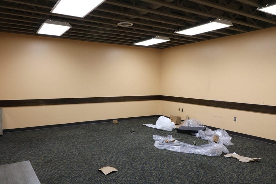 More Photos Of 3155 N College Ave, Fayetteville Storefront Retail Office For Lease
