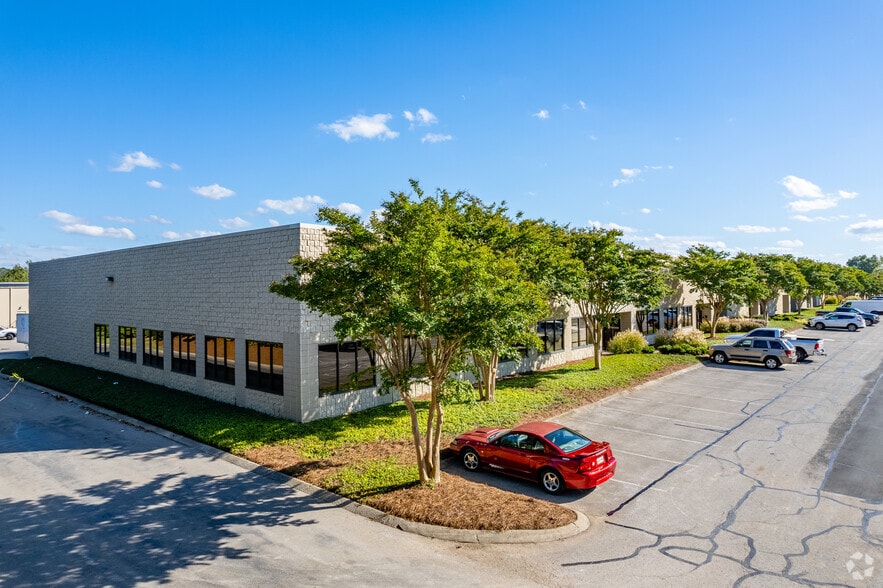 More Photos Of 7106 Crossroads Blvd, Brentwood Warehouse For Lease