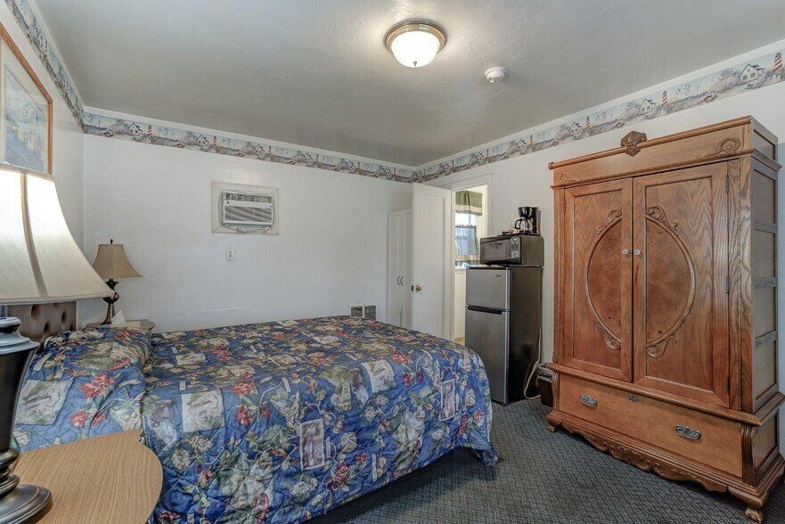 More Photos Of 718 Main St, Weaverville Hotel For Sale