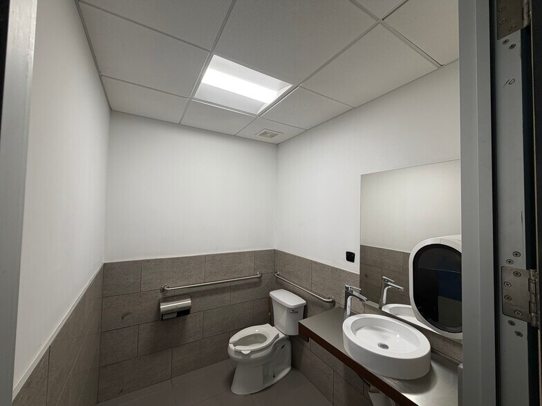 More Photos Of 4391 SW 74th Ave, Miami Flex For Lease