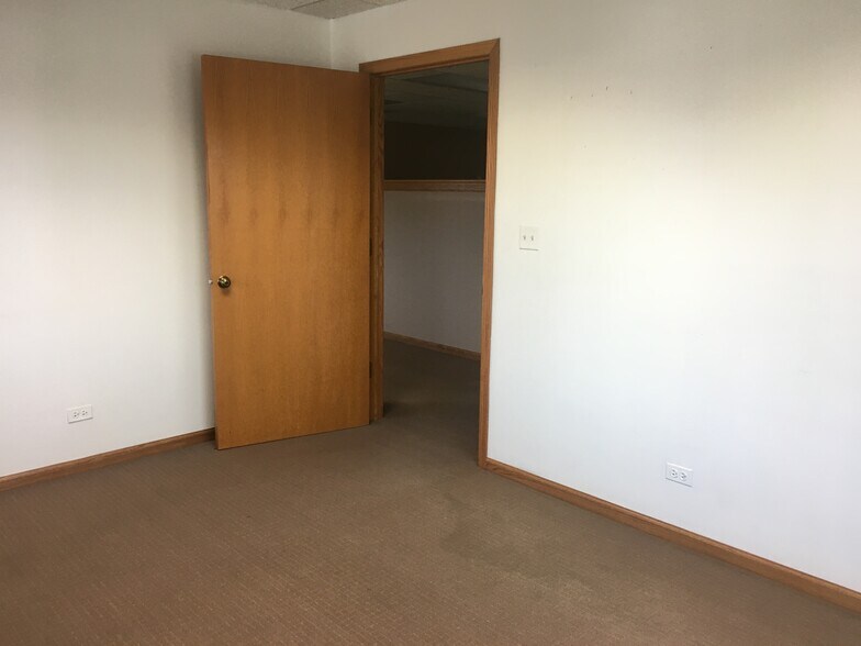 More Photos Of 1015-1025 W Wise Rd, Schaumburg Office For Sale