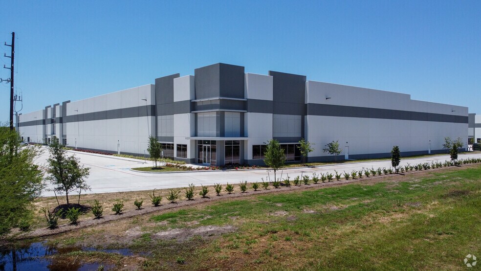 More Photos Of 1403 Gillingham Ln, Sugar Land Warehouse For Lease