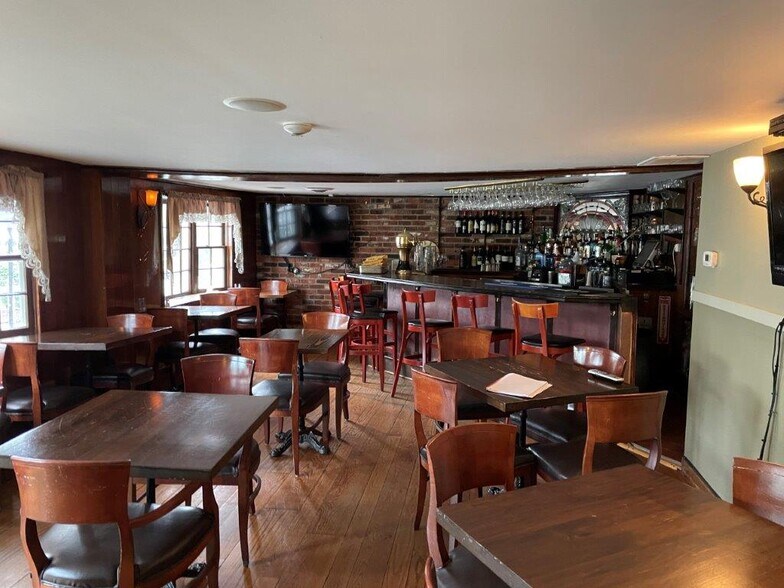 More Photos Of 834 Federal Rd, Brookfield General Retail For Lease