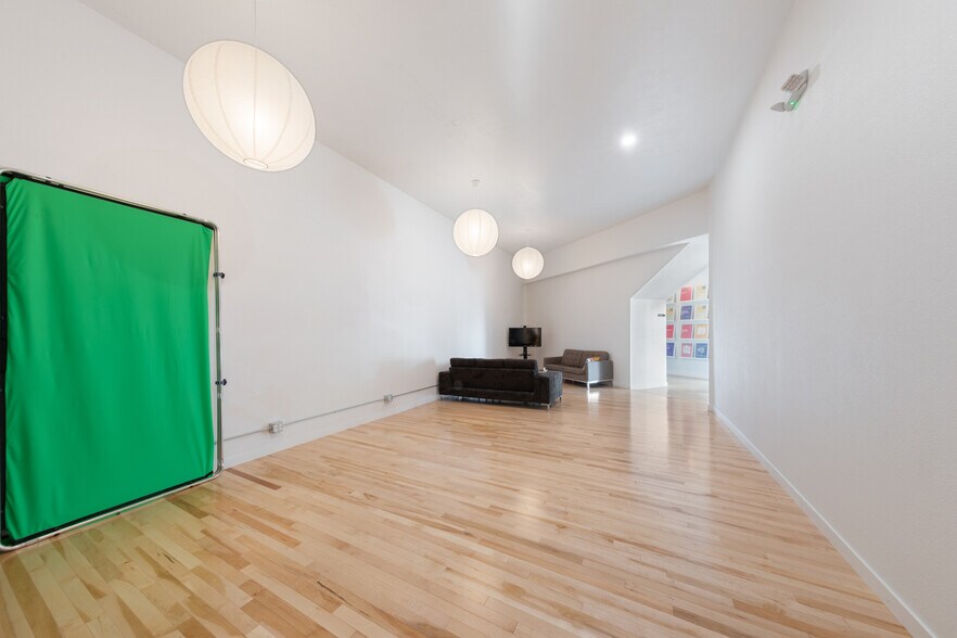 More Photos Of 5338 SE Foster Rd, Portland Storefront For Sale