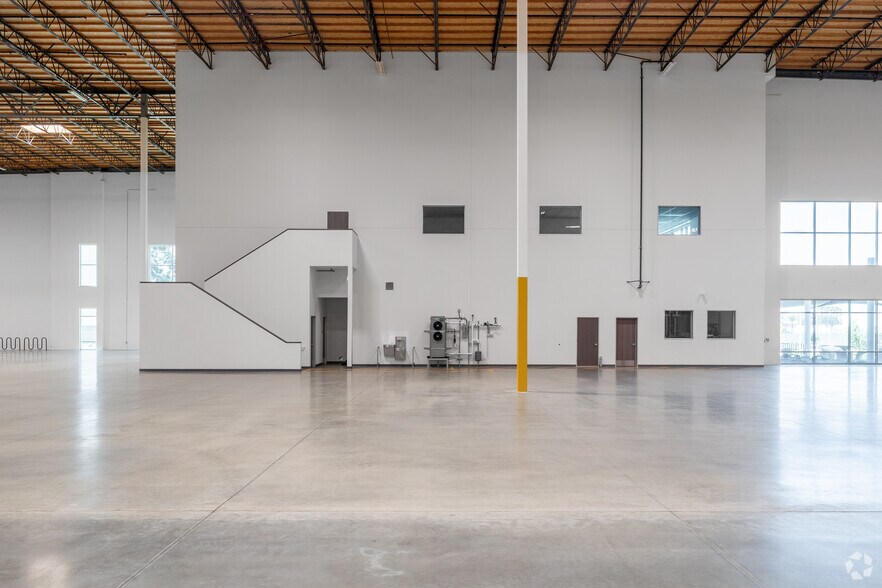 More Photos Of 2401 E Wardlow Rd, Long Beach Warehouse For Lease