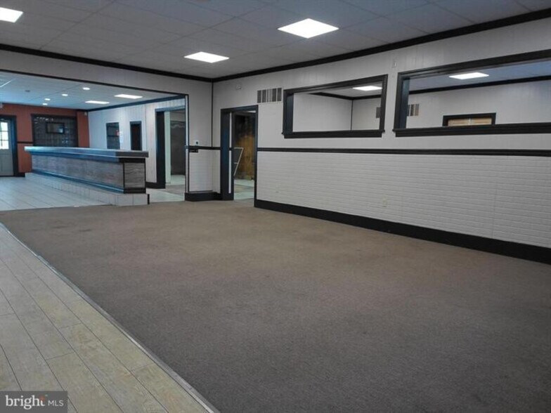 More Photos Of 2 W Market St, Gratz Storefront Retail Residential For Lease