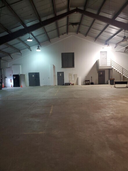 More Photos Of 3820 N 56th St, Lincoln Service For Lease