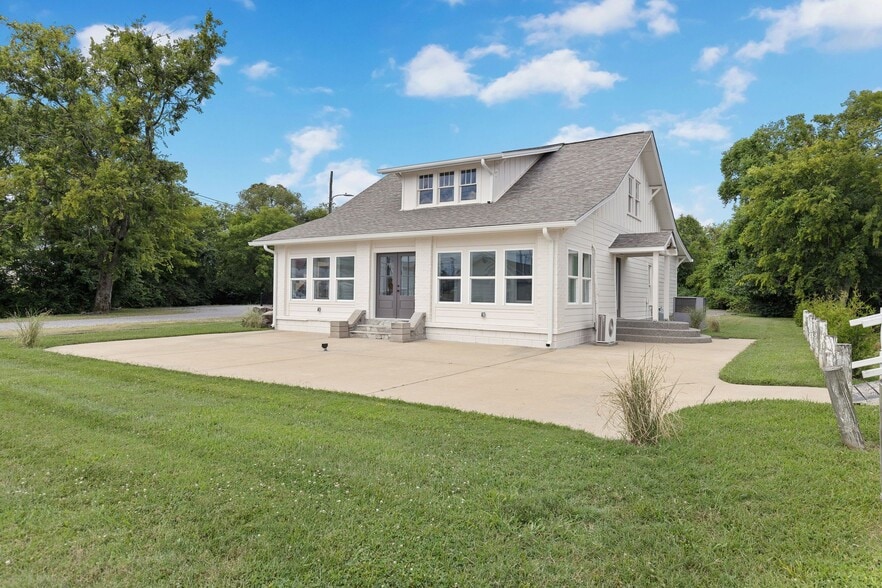 More Photos Of 157 Old Shackle Island Rd, Hendersonville Storefront Retail Office For Sale