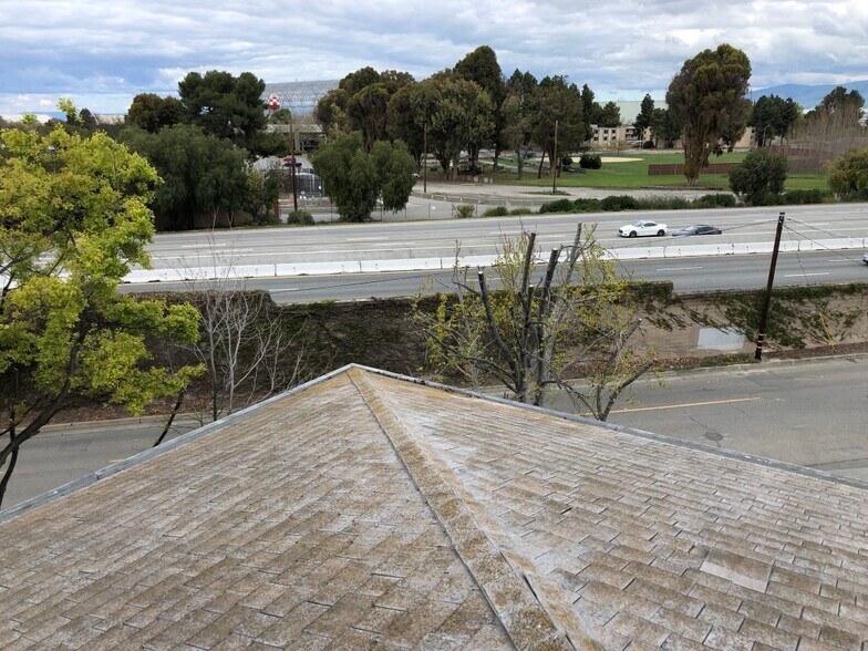 More Photos Of 299 Fairchild Dr, Mountain View Light Distribution For Lease