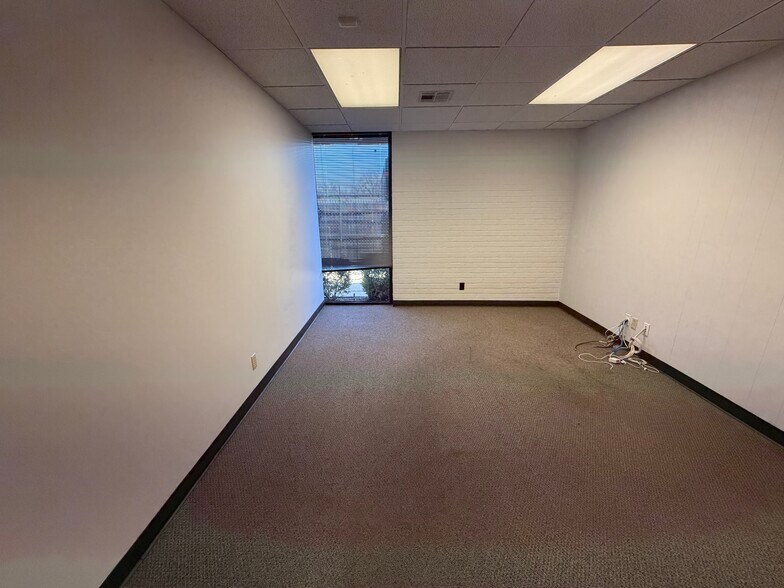 More Photos Of 1703 E Skelly Dr, Tulsa Office For Lease