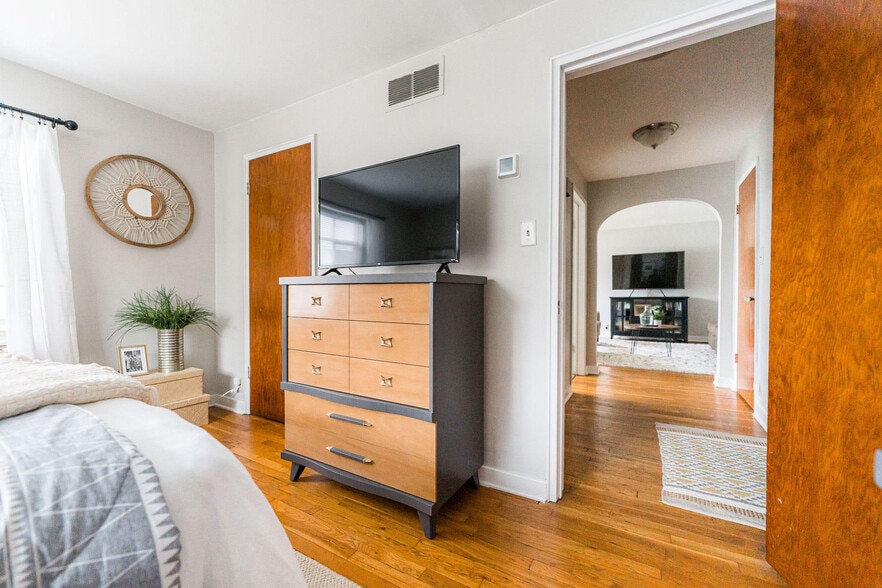 More Photos Of 524 Cross St, Sycamore Apartments For Sale
