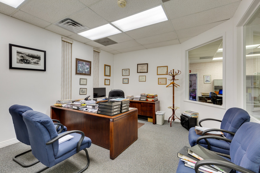 More Photos Of 844 E Sahara Ave, Las Vegas Loft Creative Space For Lease