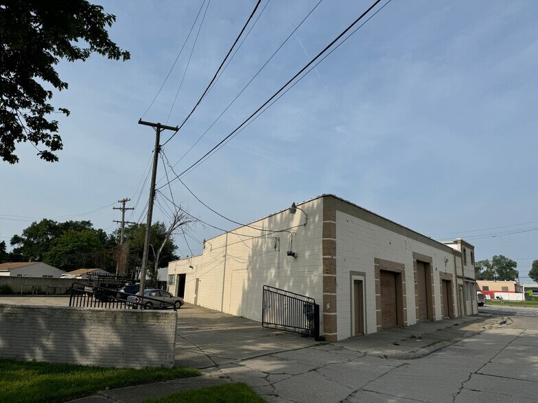 More Photos Of 21550-21564 Groesbeck Hwy, Warren Manufacturing For Sale