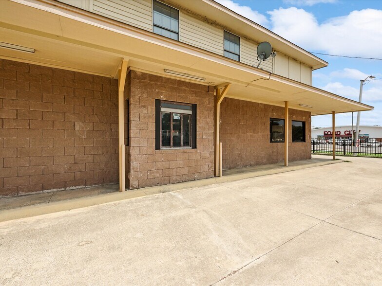 More Photos Of 1201 E Long Ave, Fort Worth General Retail For Sale