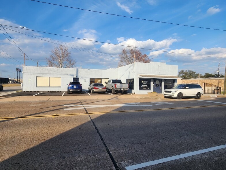 Primary Photo Of 101 E Main St, Humble Office For Sale