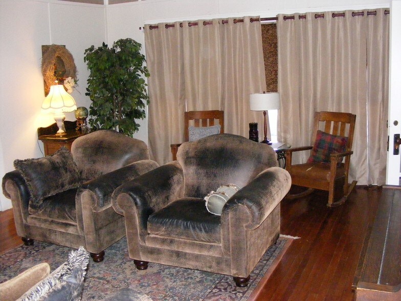 More Photos Of 306 W Aspen Ave, Crosbyton Hotel For Sale