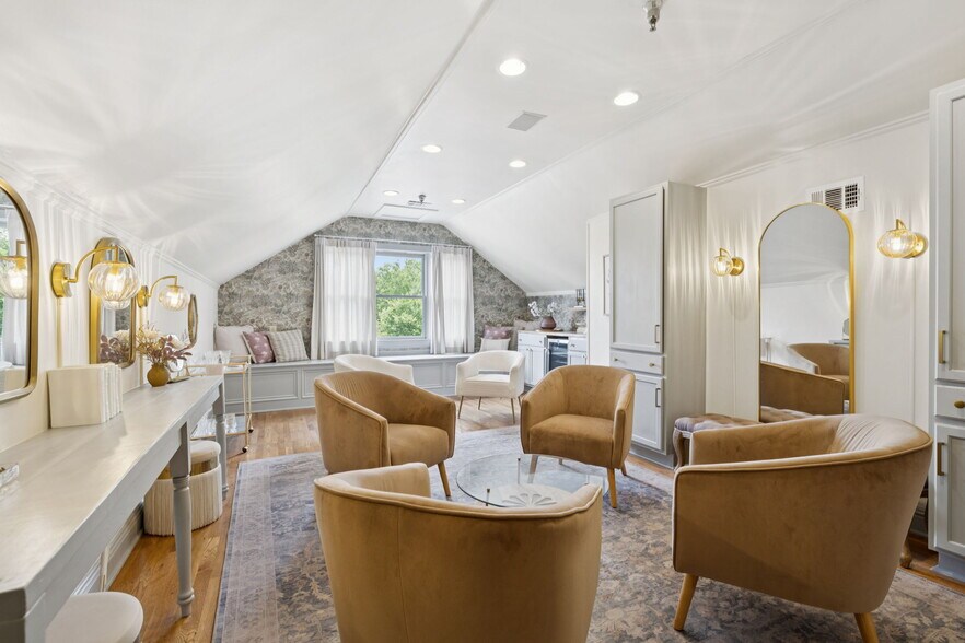 More Photos Of 108 Bridge St, Franklin Storefront For Sale