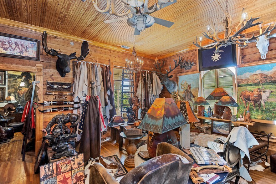 More Photos Of 310 N Mound St, Nacogdoches Flex For Sale