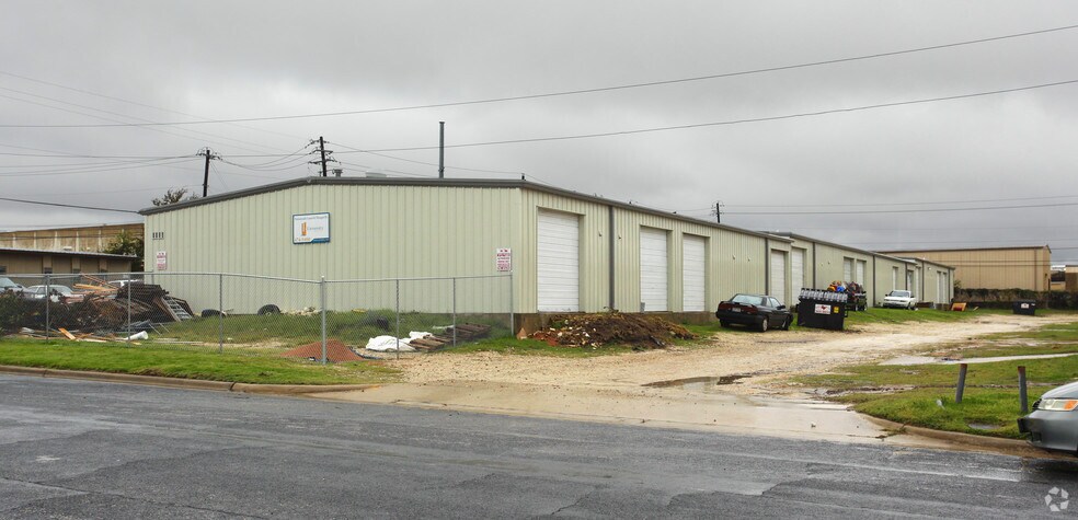More Photos Of 9904 Gray Blvd, Austin Warehouse For Lease