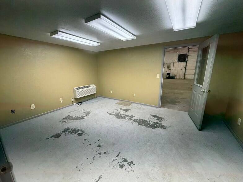 More Photos Of 800 S Smith Rd, Riverton Industrial For Lease