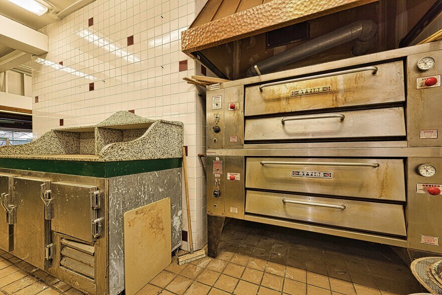 More Photos Of 80 E Main St, Huntington Freestanding For Sale