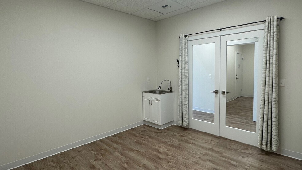 More Photos Of 852 Vandercook Way, Longview Freestanding For Lease