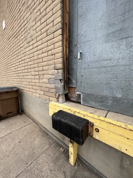 More Photos Of 298 N Pine St, Globe Light Distribution For Sale