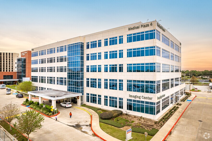 More Photos Of 7737 Southwest Fwy, Houston Unknown For Lease