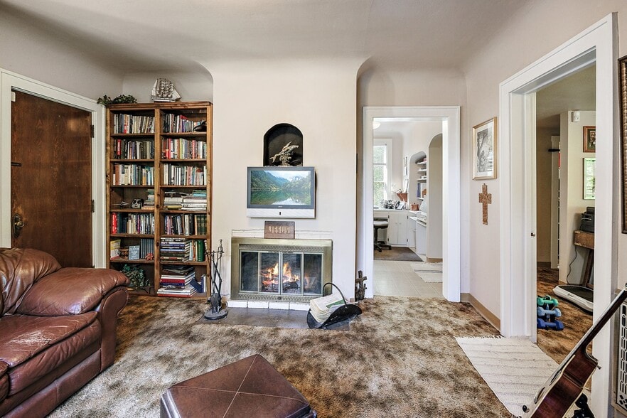 More Photos Of 2336 Table Rock Rd, Medford Freestanding For Sale