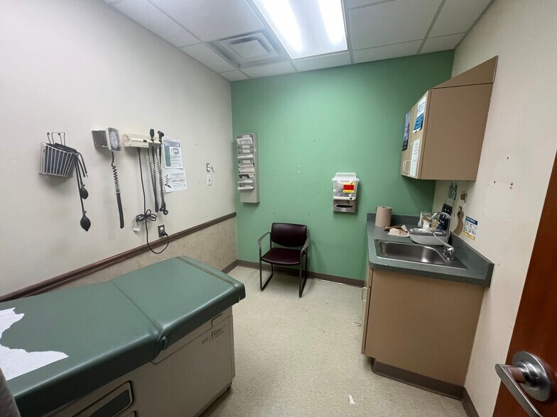 More Photos Of 60 E Warren Ave, Detroit Medical For Lease