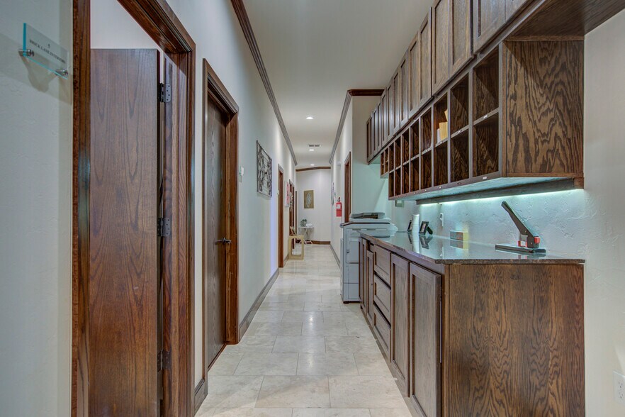 More Photos Of 1800 NE 135th St, Oklahoma City Office For Sale