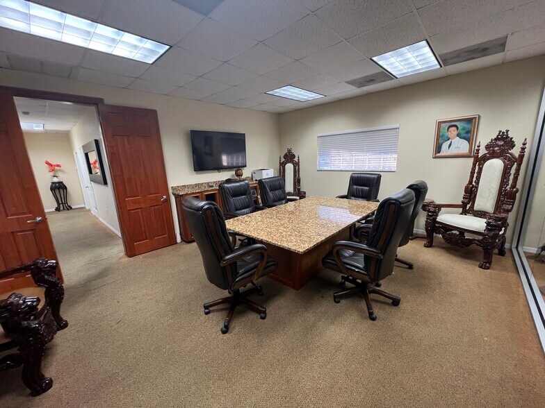 More Photos Of 4505 Town N Country Blvd, Tampa Office For Sale