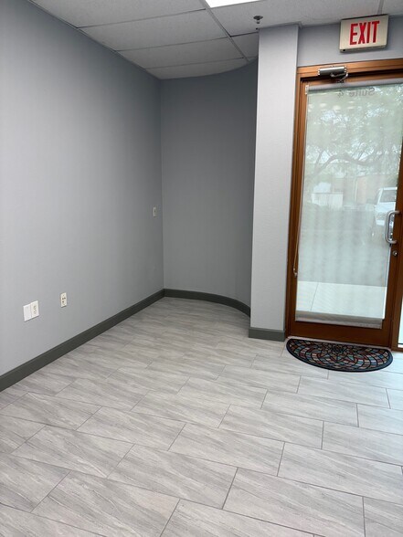 More Photos Of 3580 W Electra Ln, Glendale Showroom For Lease