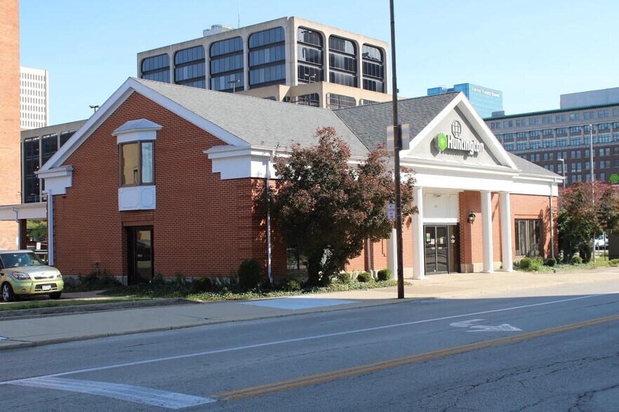 More Photos Of 800 Madison Ave, Toledo Bank For Sale