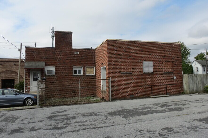 More Photos Of 27 S Charlotte St, Manheim Freestanding For Sale